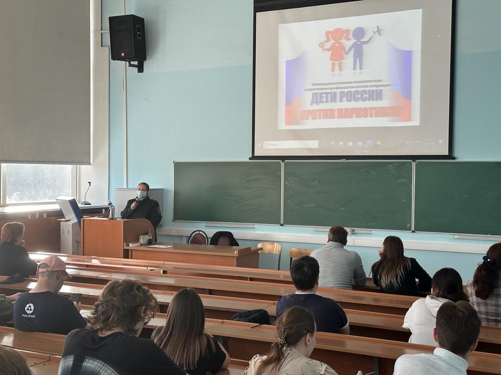 В рамках оперативно-профилактической операции «Дети России - 2023» сотрудники УВД по ЮАО ГУ МВД России по г. Москве с членами Общественного совета при УВД по ЮАО встретились со студентами НИЯУ МИФИ