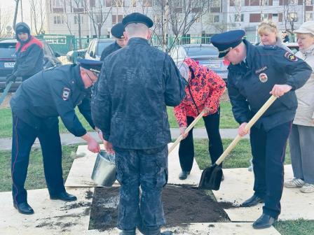 На юге столицы в ходе акции "Сад Памяти" высадили саженцы берёз